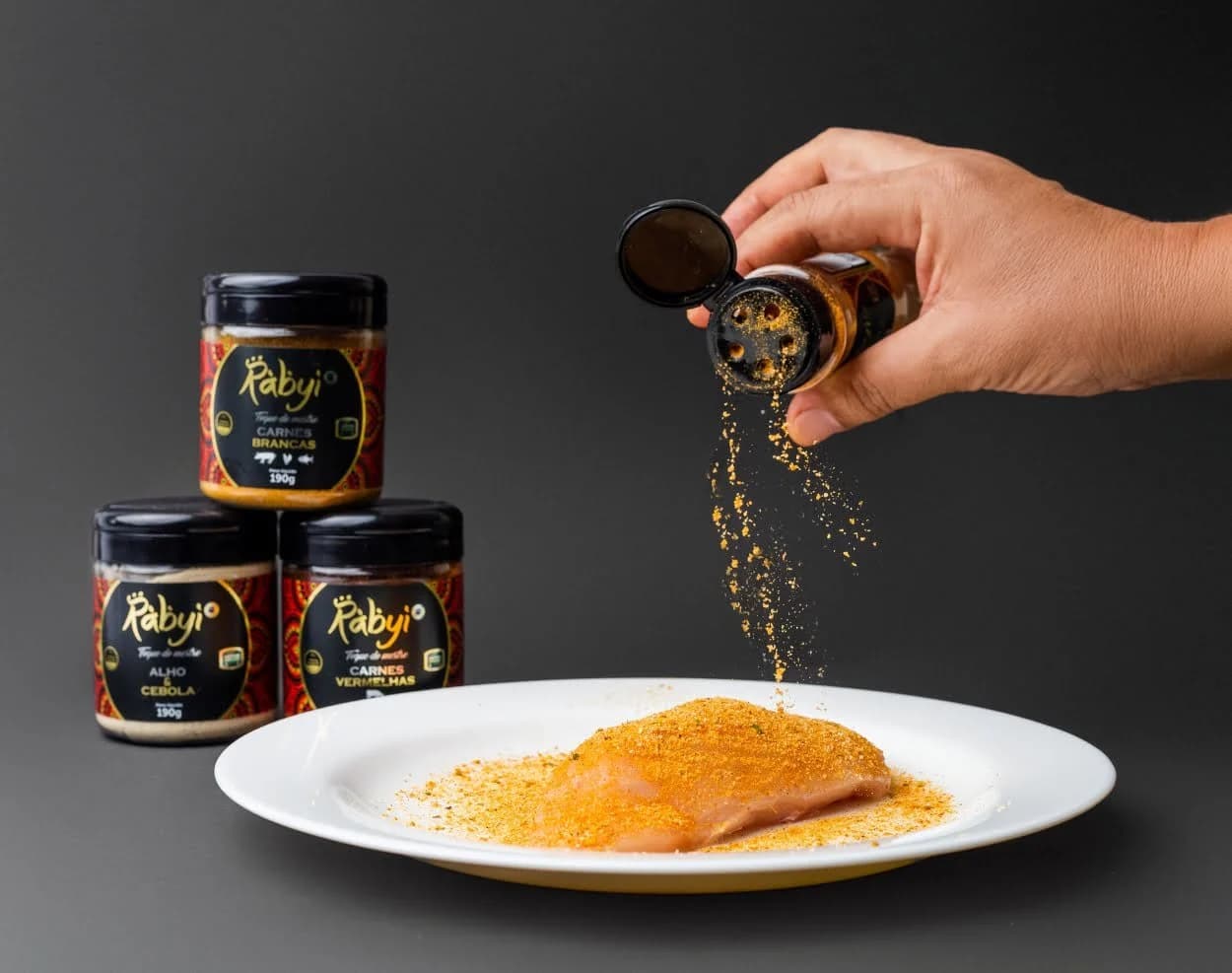 Temperos Rabyi da linha Artesanal em uso no preparo de um prato.
