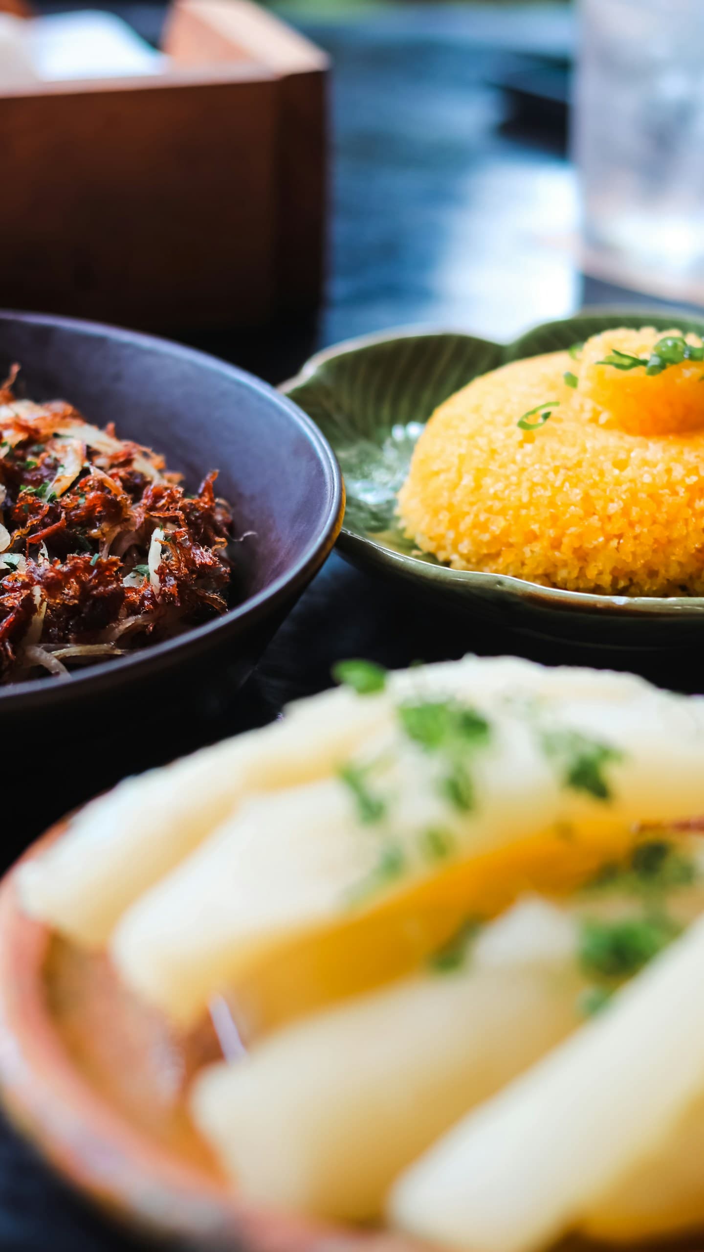 Pratos de comida brasileira à mesa; imagem ilustrativa
