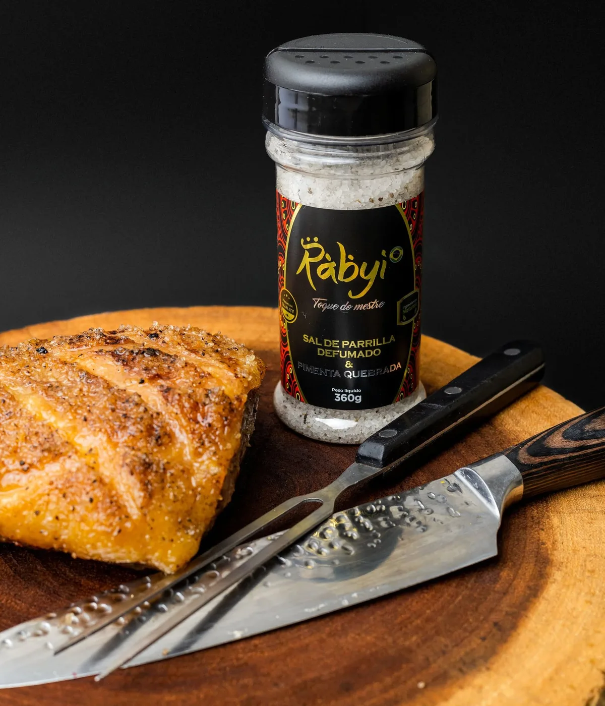 Embalagem de sal de parrilla da linha Churrasco Rabyi em uma composição culinária.